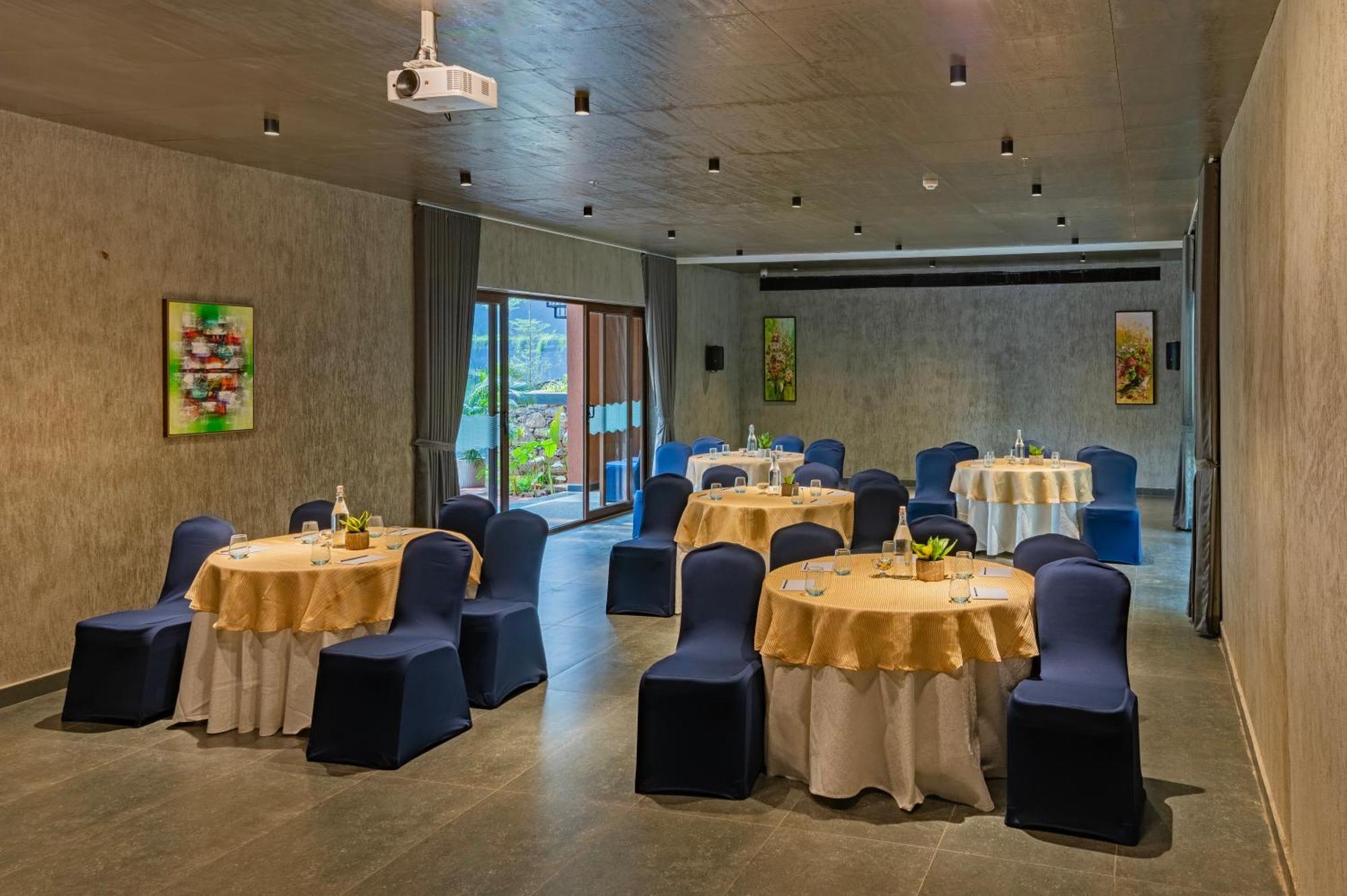 Hotel Sterling Athirappilly Kallana Exterior foto